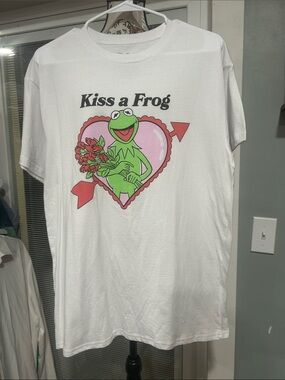 Kermit 'Kiss a Frog' Graphic Tee - White with Pink & Green L NWOT PTP 21’ L 28’
